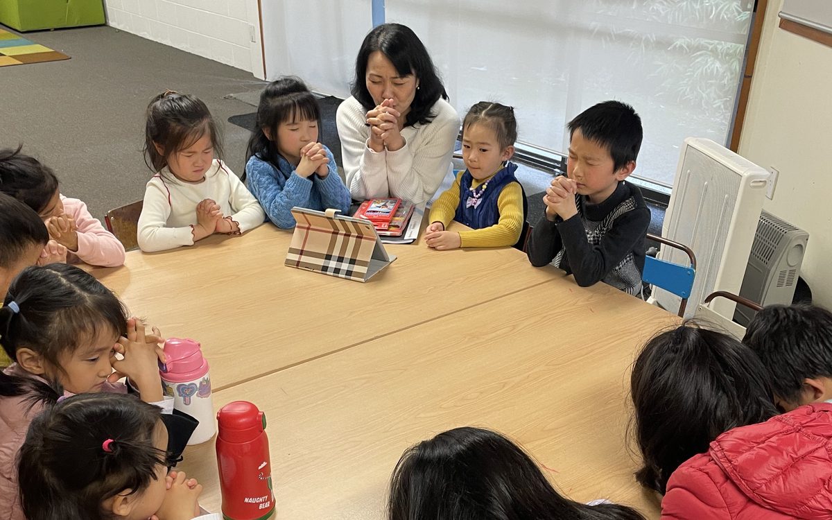 兒童主日學孩子一起禱告和學習聖經